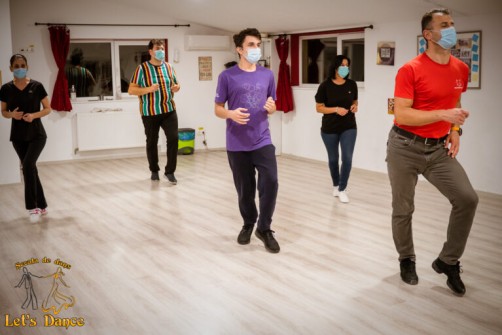 016-Un grup de elevi care dansează cu mască pe față la cursurile de dans