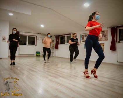 02-3 fete și profesorul lor dansează latino