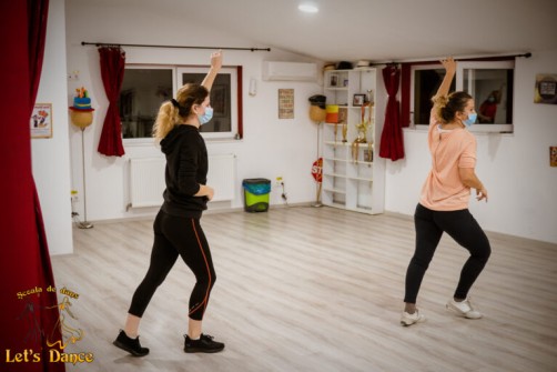15-Două fete care dansează echufe la salsa cu mâna sus
