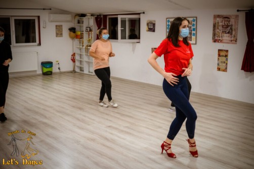 16-Profesoara de dans arată figura Suzie Q elevilor săi la salsa