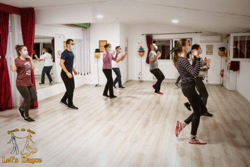 31-O grupă de cursanți care dansează dansuri românești