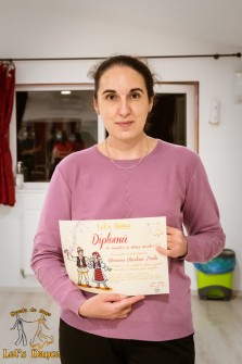 77-O elevă și diploma ei la final de curs de dansuri populare românești și armânești
